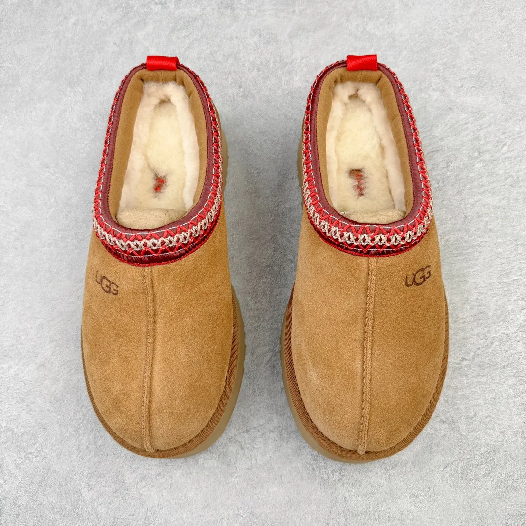 Pick up locally💰520 UGG 2553 ethnic style half-mug autumn and winter sheep fur integrated snow boots. All shoes are made from ZP. Longfeng A-grade Australian imported sheep fur integrated brand OEM production line. Fully follow the ZP process. OEM original pattern maker. Adhering to the principle of no original shoes and no development selection. Pay attention to every detail. The most authentic version on the market TREADLITE "Light Wing" technology outsole. Lightweight/durable/flexible/pile size: 35 36 37 38 39 40 Coding: by2936070